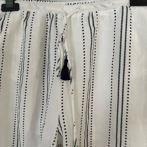 Essue loose white pattern pants with tie front closure and ankle ties
